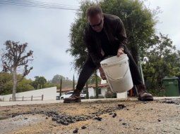 Terminator bacheó el pozo de una calle en su barrio