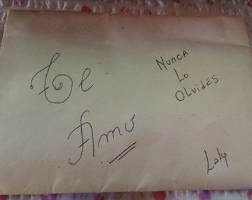 Dos cartas de amor en el Obelisco y una campaña para dar con la dueña