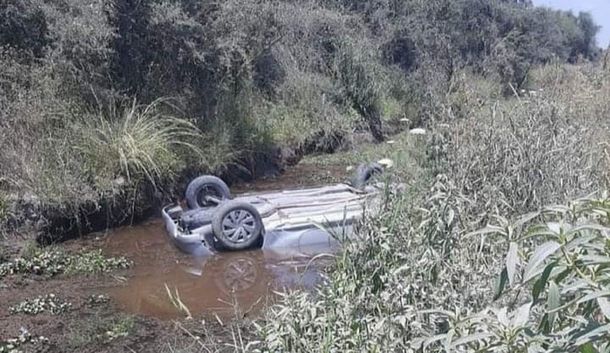 Santa Fe: volcaron, cayeron a un zanjón y salieron caminando