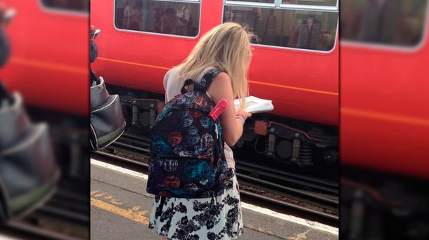 Misterio mundial: ¿qué lleva esta chica en su mochila?