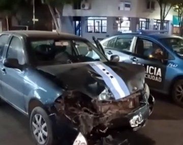 Fuerte choque en Boedo dejó a un motoquero herido