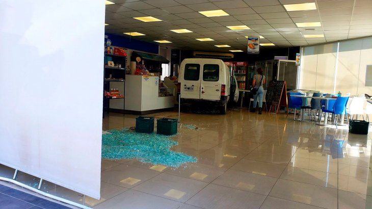 La marcha de una camioneta solitaria terminó dentro del minimercado de una estación de servicio en Córdoba