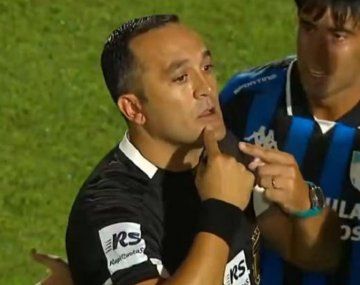 El DT de Atlético Tucumán habló del arbitraje de Espinoza: Tragamos la bronca