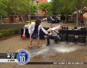 Un experimento en la calle casi decapita a una conductora de televisión