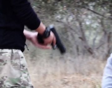 La violencia yihadista: usan a un nene para fusilar a dos agentes rusos