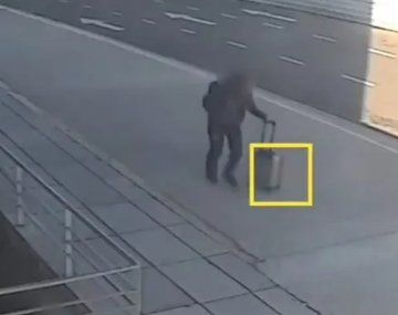 Detuvieron a una empleada del aeropuerto de Ezeiza por robar una valija olvidada