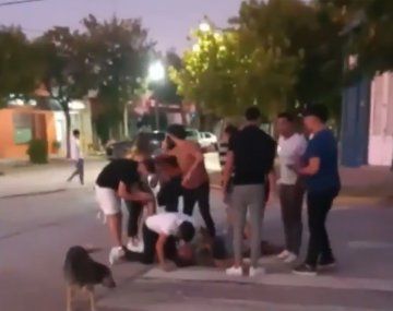 Brutal golpiza en Santa Fe: le pegó una patada y le tiró un botellazo en la cabeza