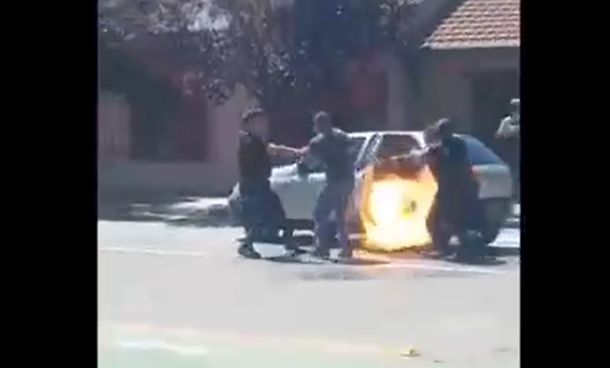 VIDEO: Prendió fuego su propio auto para evitar que se lleve la Policía