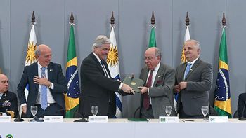 Uruguay y Brasil firmaron el acuerdo de binacionalidad del aeropuerto de Rivera. Uruguay y Brasil firmaron el acuerdo de binacionalidad del aeropuerto de Rivera.