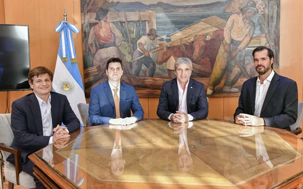 El ministro Luis Caputo y el secretario Federico Morábito Napoli junto a directivos de Meitner Energy.