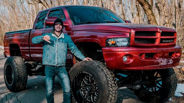 Un influencer se disparó accidentalmente en la cabeza y sobrevivió