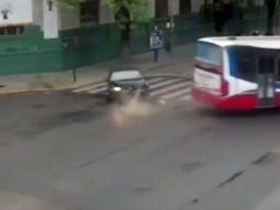 asi fue el impresionante choque de un auto con un colectivo en colegiales asi fue el impresionante choque de un auto con un colectivo en colegiales