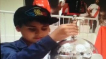 conmovedora reaccion de un nino ciego cuando palpo la libertadores de river conmovedora reaccion de un nino ciego cuando palpo la libertadores de river