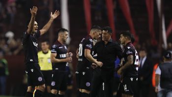 aca si pidieron var: la jugada que le dio la clasificacion a la final a lanus ante river aca si pidieron var: la jugada que le dio la clasificacion a la final a lanus ante river