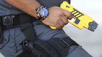 por primera vez, la policia de la ciudad uso la pistola taser por primera vez, la policia de la ciudad uso la pistola taser