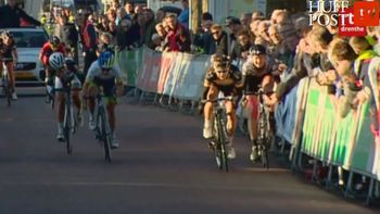 una ciclista se encaminaba hacia la meta pero un espectador la hizo caer una ciclista se encaminaba hacia la meta pero un espectador la hizo caer