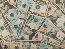 El dólar cerró con una leve suba y continúa por encima de los 38 pesos. El dólar cerró con una leve suba y continúa por encima de los 38 pesos.