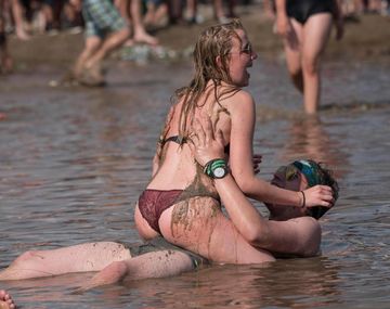 Jugaron semidesnudos en el barro de Woodstock Polonia - Crédito:&nbsp;ALAMY LIVE NEWS