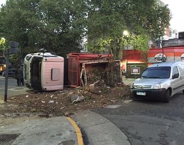 El camión volcó en Juan B. Justo y Trelles