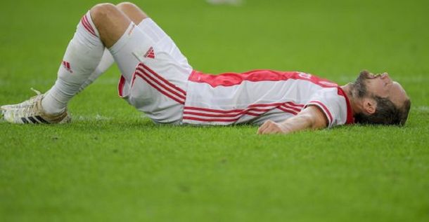 Un jugador del Ajax se desplomó en medio de un partido