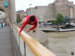 un youtuber salto del puente de londres para hacer una broma y casi se ahoga un youtuber salto del puente de londres para hacer una broma y casi se ahoga