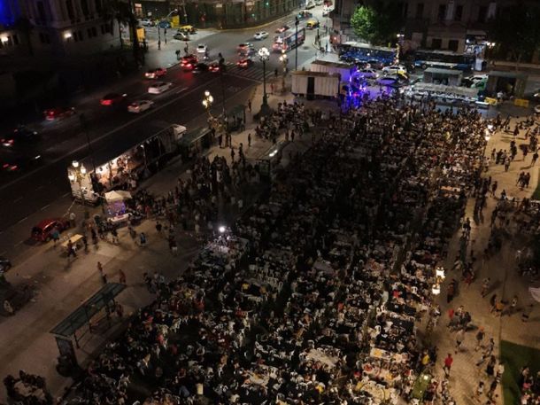 Ninguna mesa vacía en Navidad: miles de personas participaron de cenas solidarias en plazas de todo el país