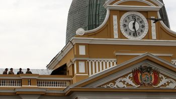 insolito: el reloj del congreso boliviano gira al reves insolito: el reloj del congreso boliviano gira al reves