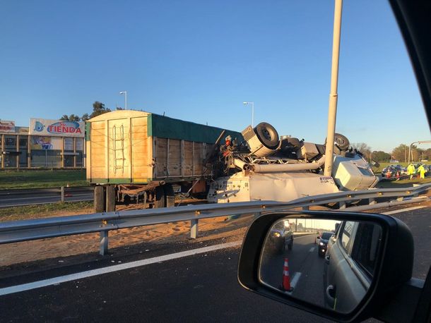 Un camión volcó tras chocar con otro en la Autopista del Oeste