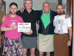 los hombres se ponen polleras para luchar contra los femicidios los hombres se ponen polleras para luchar contra los femicidios