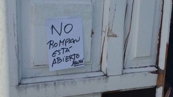 puso un cartel para que la policia no rompa la puerta cada vez que buscan a su hijo puso un cartel para que la policia no rompa la puerta cada vez que buscan a su hijo