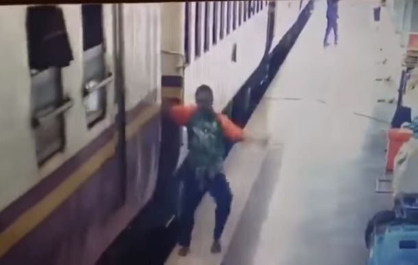 Quedó enganchado y cayó debajo del tren