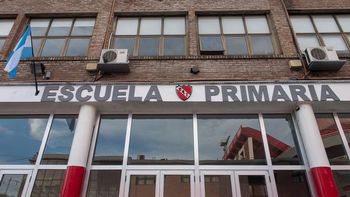 independiente suspendio las clases por presencia de barras de u de chile: empezaron a llover las piedras independiente suspendio las clases por presencia de barras de u de chile: empezaron a llover las piedras
