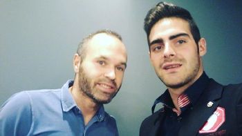 Iniesta, junto al árbitro Tomillero Iniesta, junto al árbitro Tomillero