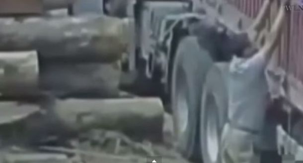 Un camión aplastó una madera, salió volando y desmayó un hombre