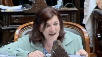 oligarca, caballero: kelly olmos recito un himno de la proscripcion para rechazar la reforma laboral oligarca, caballero: kelly olmos recito un himno de la proscripcion para rechazar la reforma laboral