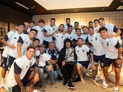la emotiva visita de la mona jimenez a la seleccion argentina: hubo abrazos y regalos especiales la emotiva visita de la mona jimenez a la seleccion argentina: hubo abrazos y regalos especiales