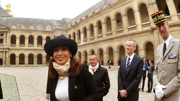 cristina fue agasajada con honores militares en paris cristina fue agasajada con honores militares en paris