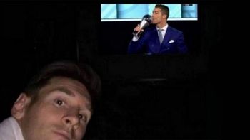 Messi mira a Cristiano Ronaldo ganar el premio The Best de FIFA Messi mira a Cristiano Ronaldo ganar el premio The Best de FIFA