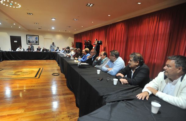 Gremios del transporte presionan al Gobierno con un paro por Ganancias