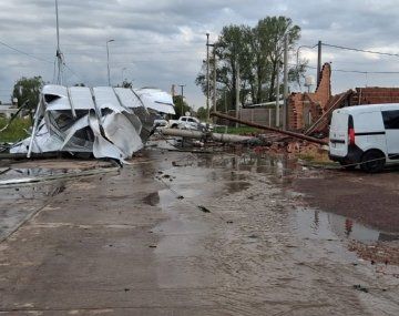 Destrozos y cortes de luz en la Provincia de Buenos Aires por un fuerte temporal