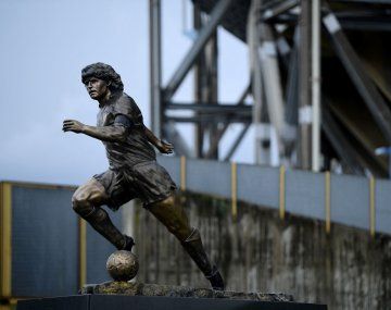 La estatua de Maradona de Nápoles podría desembarcar en La Bombonera