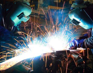 La economía se contrajo casi un 2% en el primer año de gobierno de Milei