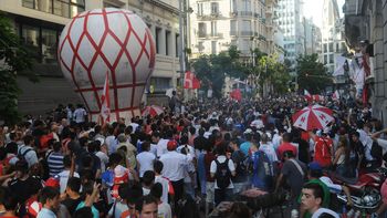 hinchas de huracan se manifestaron en la legislatura portena hinchas de huracan se manifestaron en la legislatura portena