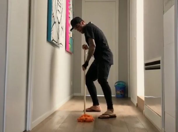 El brasileño no pierde el estilo ni para limpiar