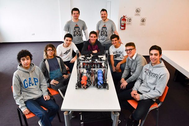 Estudiantes de escuela secundaria crearon un robot y participarán de una competencia en EE.UU.