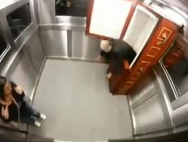 Un zombie les da el peor susto de su vida a los pasajeros de un ascensor