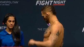 la fanatica que no oculto su admiracion por los cuerpos de los luchadores la fanatica que no oculto su admiracion por los cuerpos de los luchadores