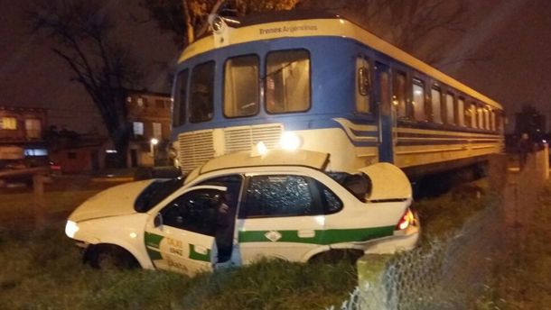 Tren universitario arrolló taxi en El Mondongo
