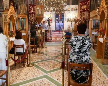 Coronavirus: en Grecia volvieron las misas y comulgaron todos de la misma cuchara