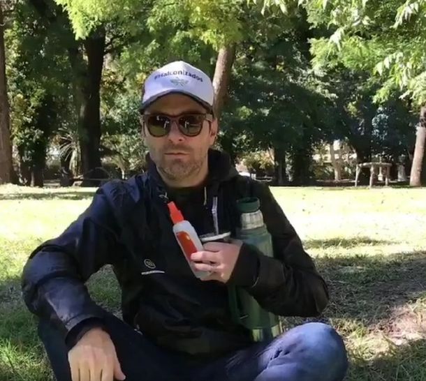 Kevin Johansen parodió Despacito y le cantó a los mosquitos